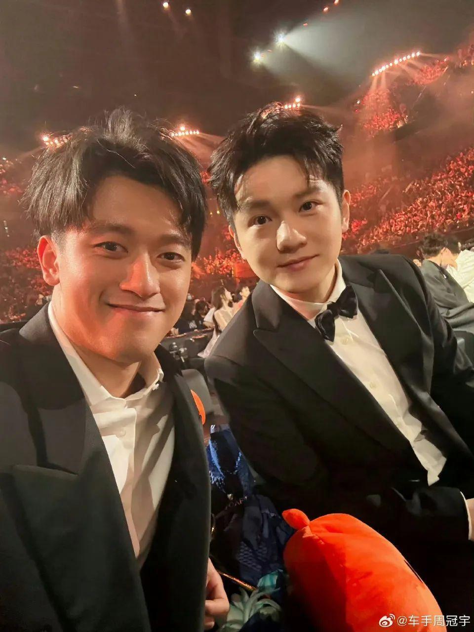 晒出了与中, 两人不仅在 晒出了与中, 两人不仅在