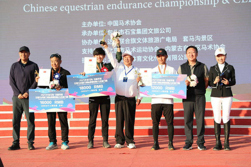 地彰显着自 地彰显着自