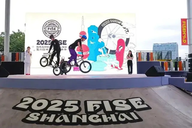 场互动, 白天观赛